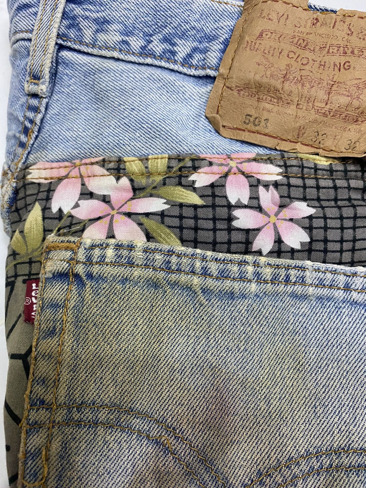 Levi's MEGA RARE🔥LEVIS 501 DISTRESSED CUSTOM PAINTED DENIM JEANS Size US 32 / EU 48 - 16 Thumbnail