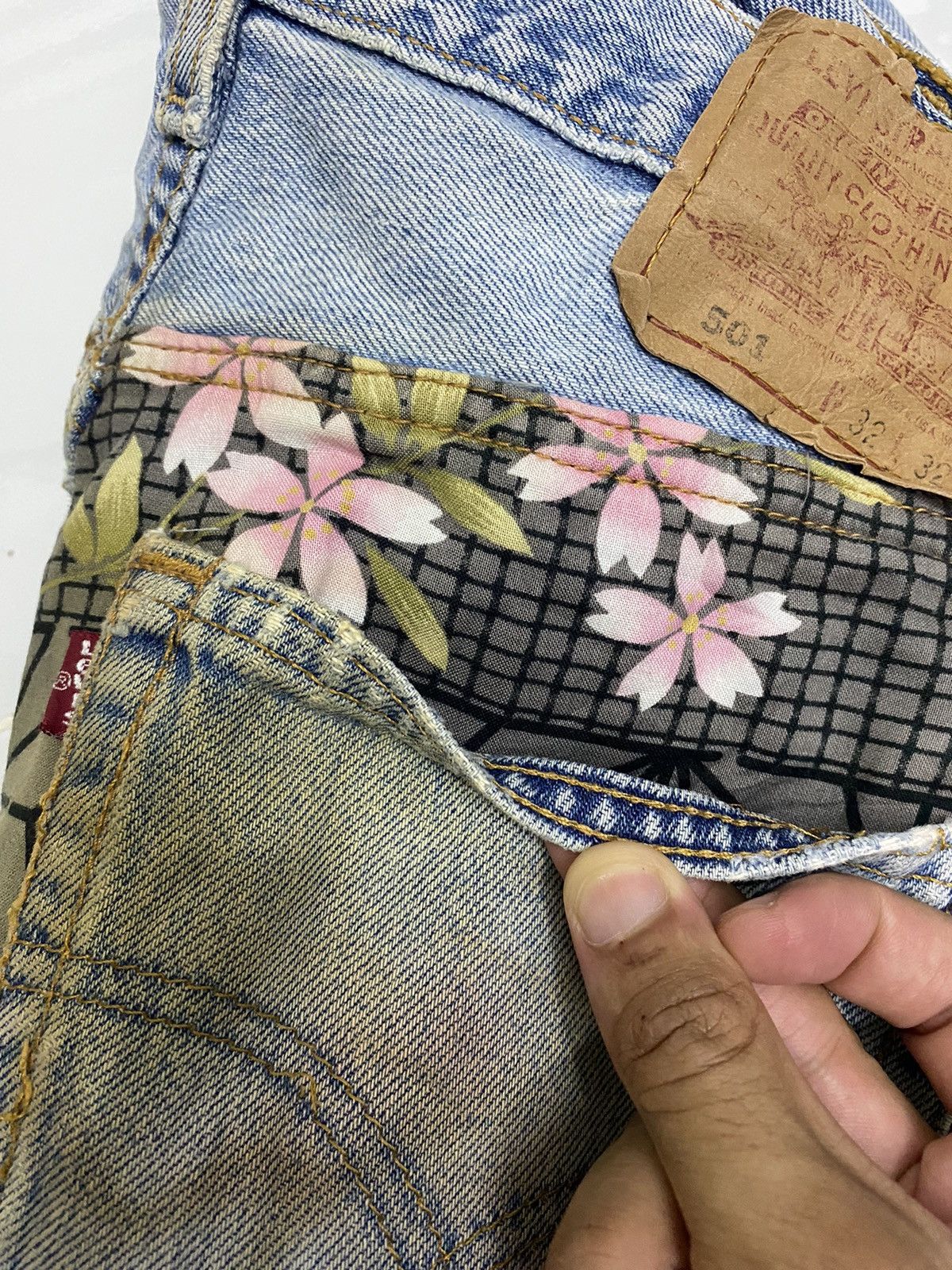 Levi's MEGA RARE🔥LEVIS 501 DISTRESSED CUSTOM PAINTED DENIM JEANS Size US 32 / EU 48 - 15 Thumbnail