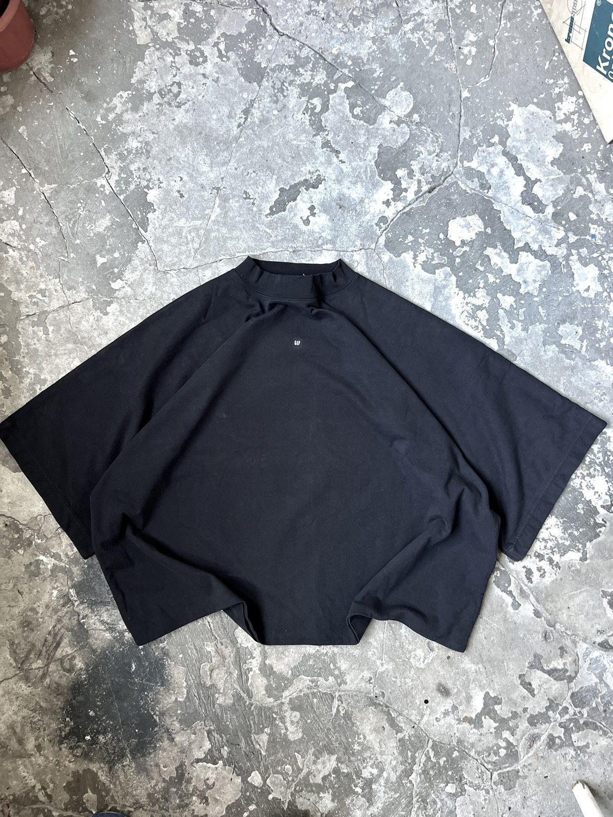 image of Yeezy Gap No Seam Cropped Tee Logo in Black, Men's (Size Large)
