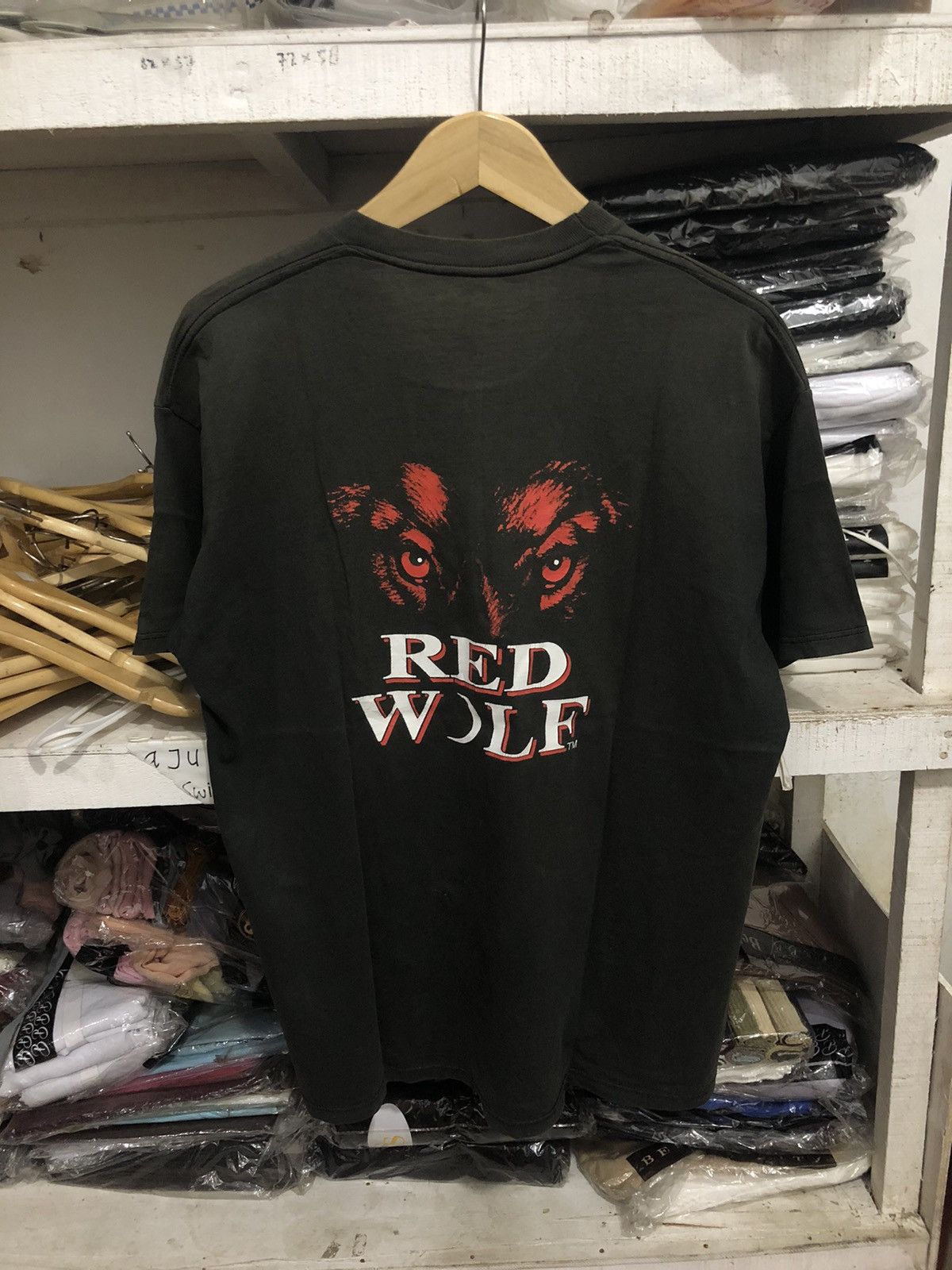Vintage Vintage sun faded Red Wolf t shirt Size US L / EU 52-54 / 3 - 1 Thumbnail