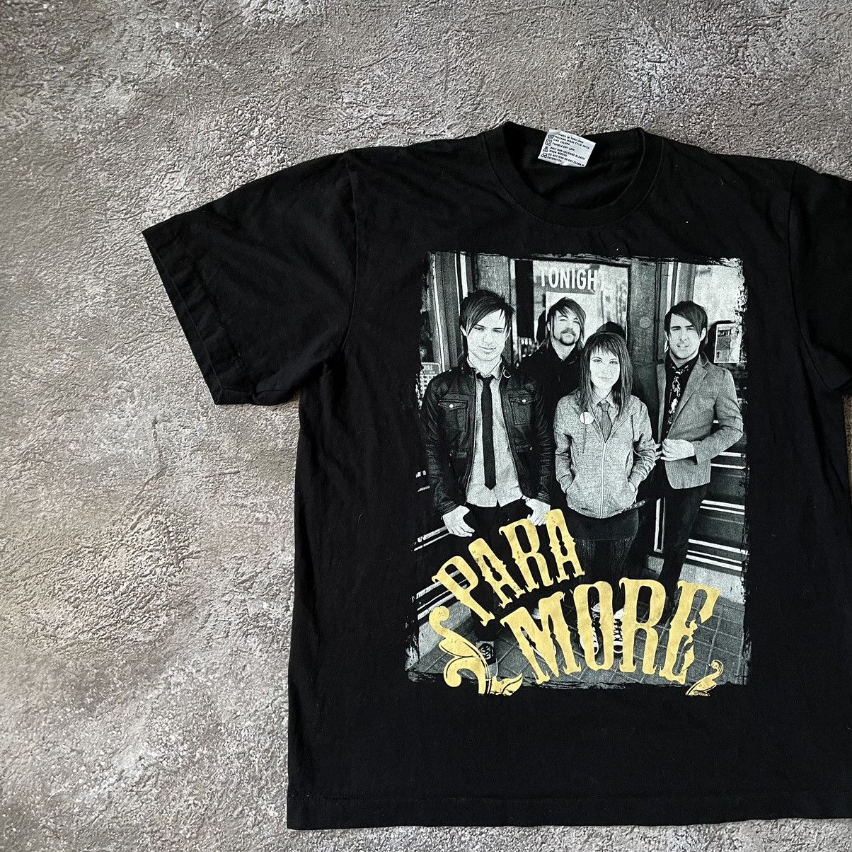 Vintage Vintage Y2K Graphic Tee Band Tee Grunge Streetwear Baggy L Size US L / EU 52-54 / 3 - 4 Thumbnail