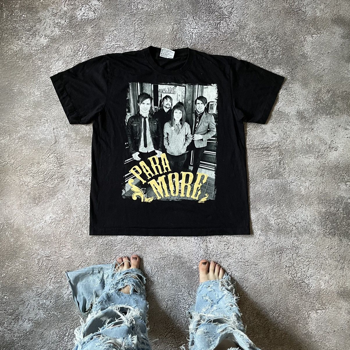 Vintage Vintage Y2K Graphic Tee Band Tee Grunge Streetwear Baggy L Size US L / EU 52-54 / 3 - 1 Thumbnail